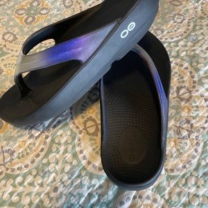Oofos oolala thong size 7